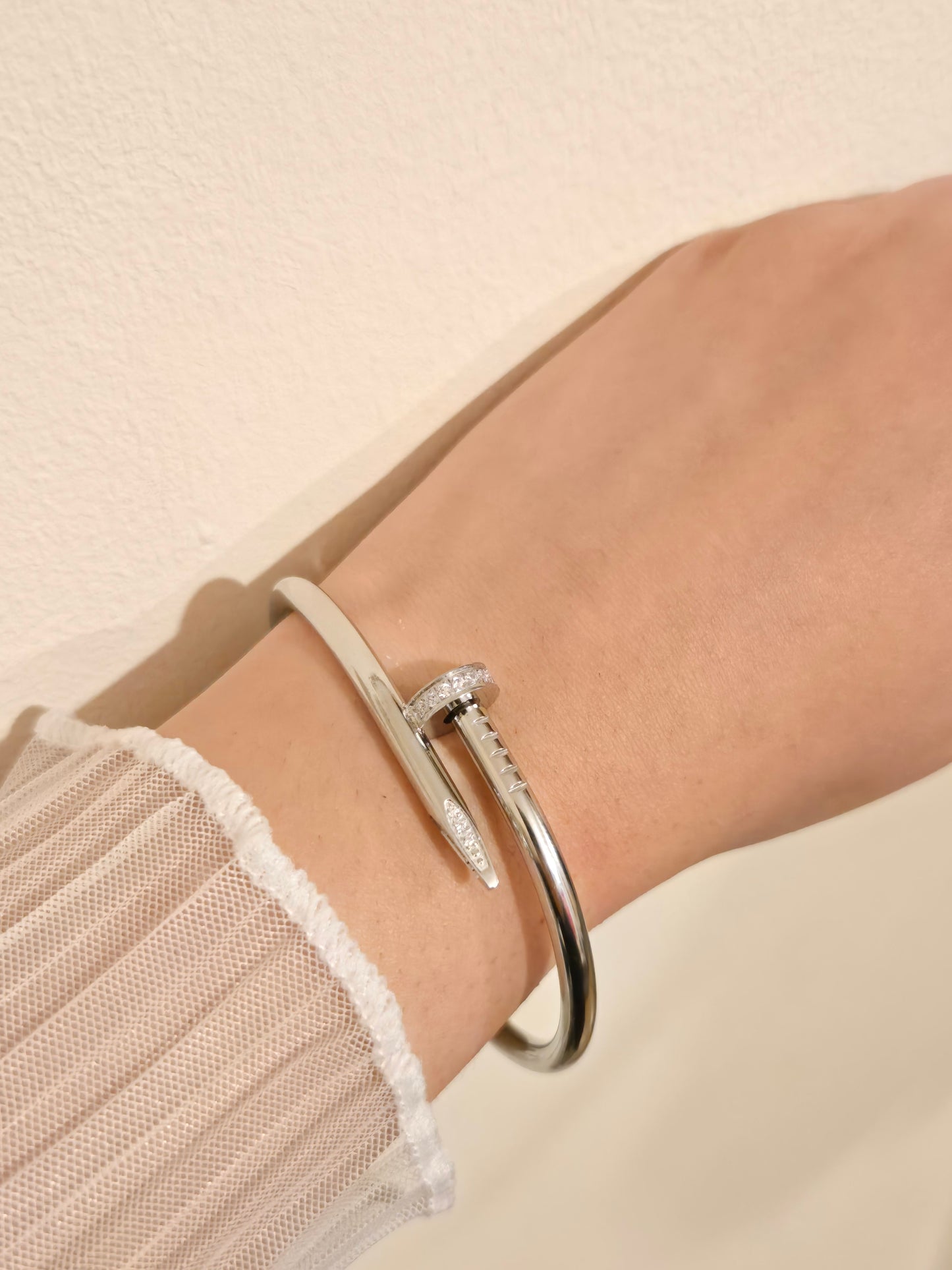 LILLY SCREW BANGLE