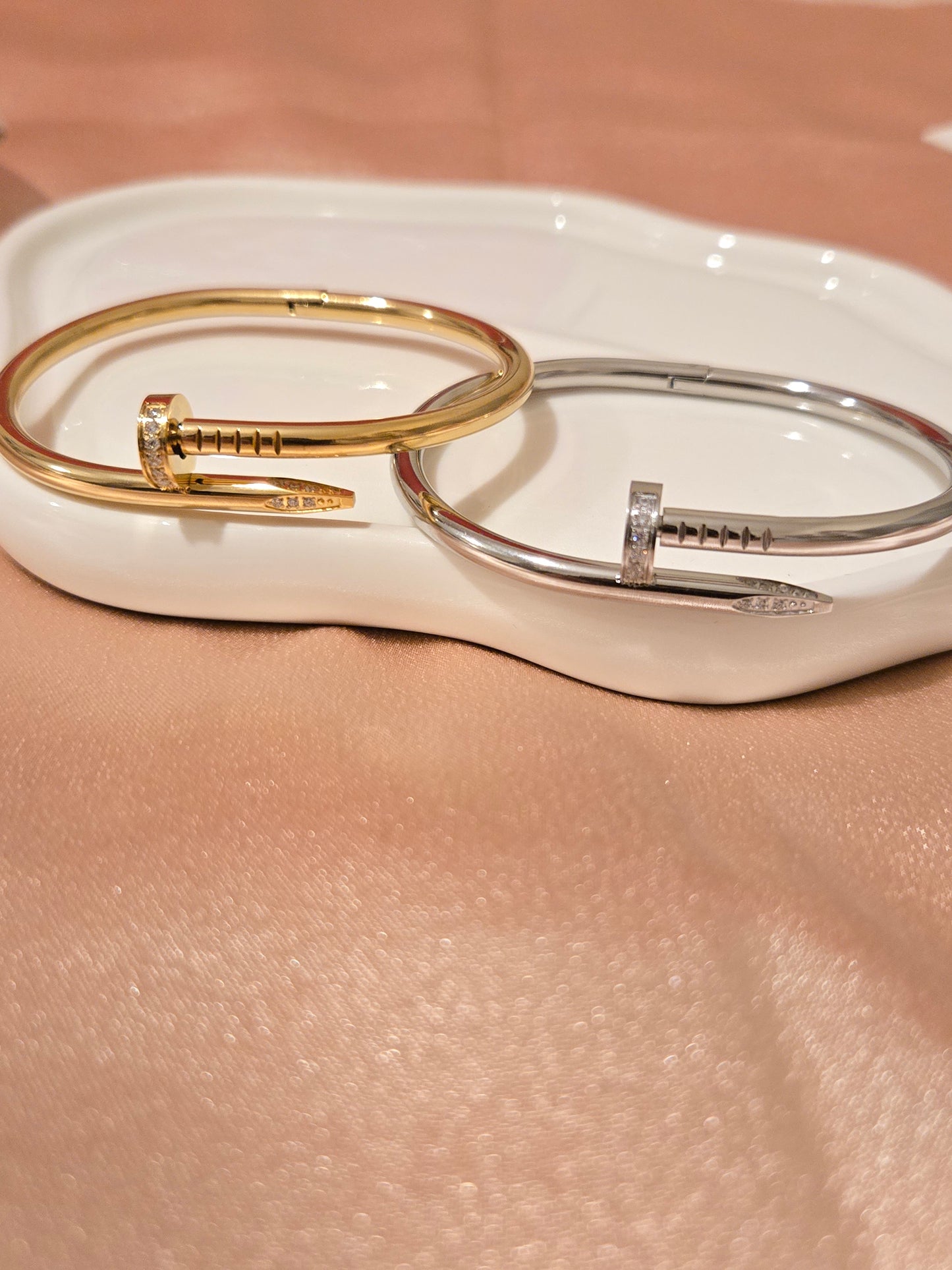 LILLY SCREW BANGLE