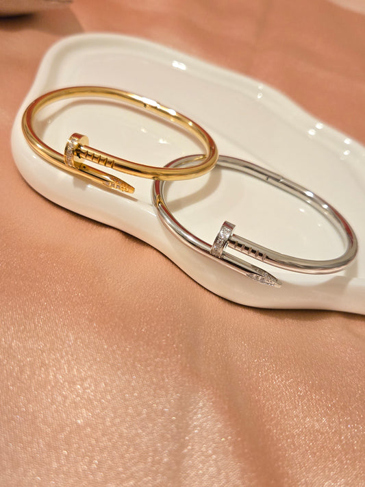 LILLY SCREW BANGLE